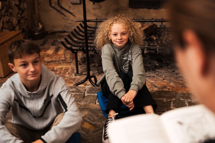 Geschichten für Kinder in der Wewelsburg sind fast schon ein „Muss“ in der Winterzeit, Kinder lieben es, den Museumspädagoginnen zu lauschen. (Foto: Kreismuseum Wewelsburg, André Heinermann)